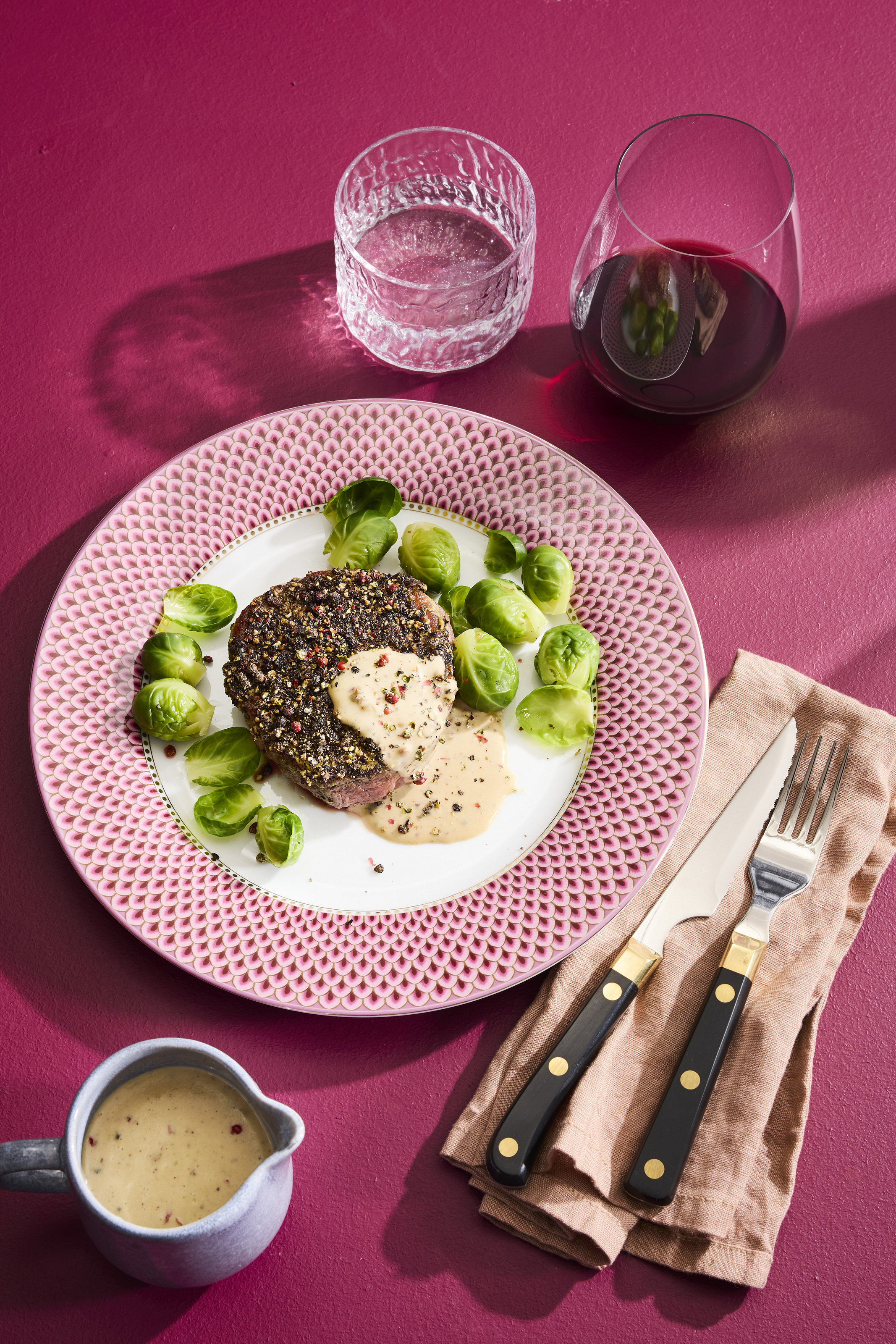 Pippuripihvi lautasella, lisukkeena ruusukaalia.