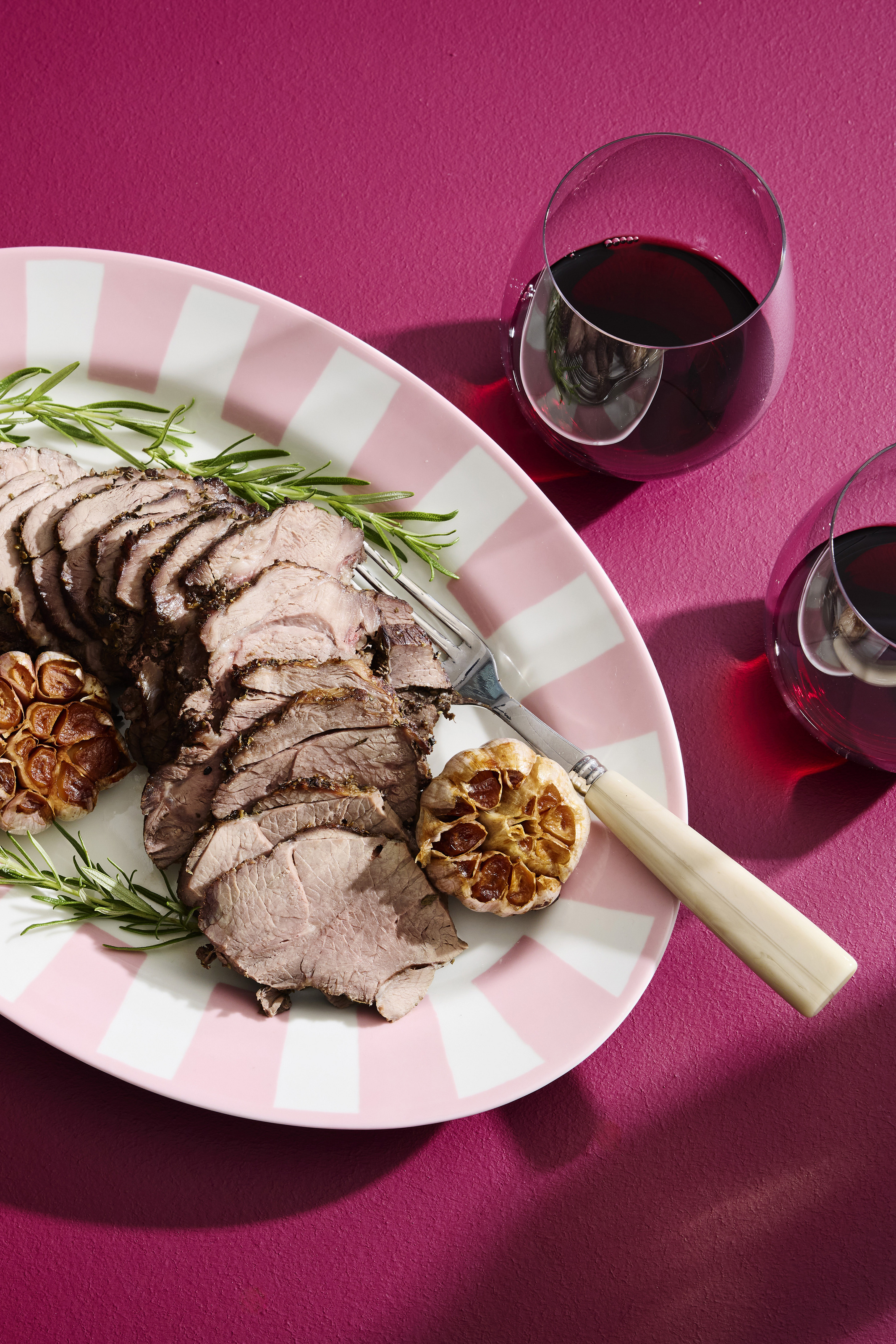 Karitsanpaisti punaviinillä marinoituna ja lasissa punaviiniä