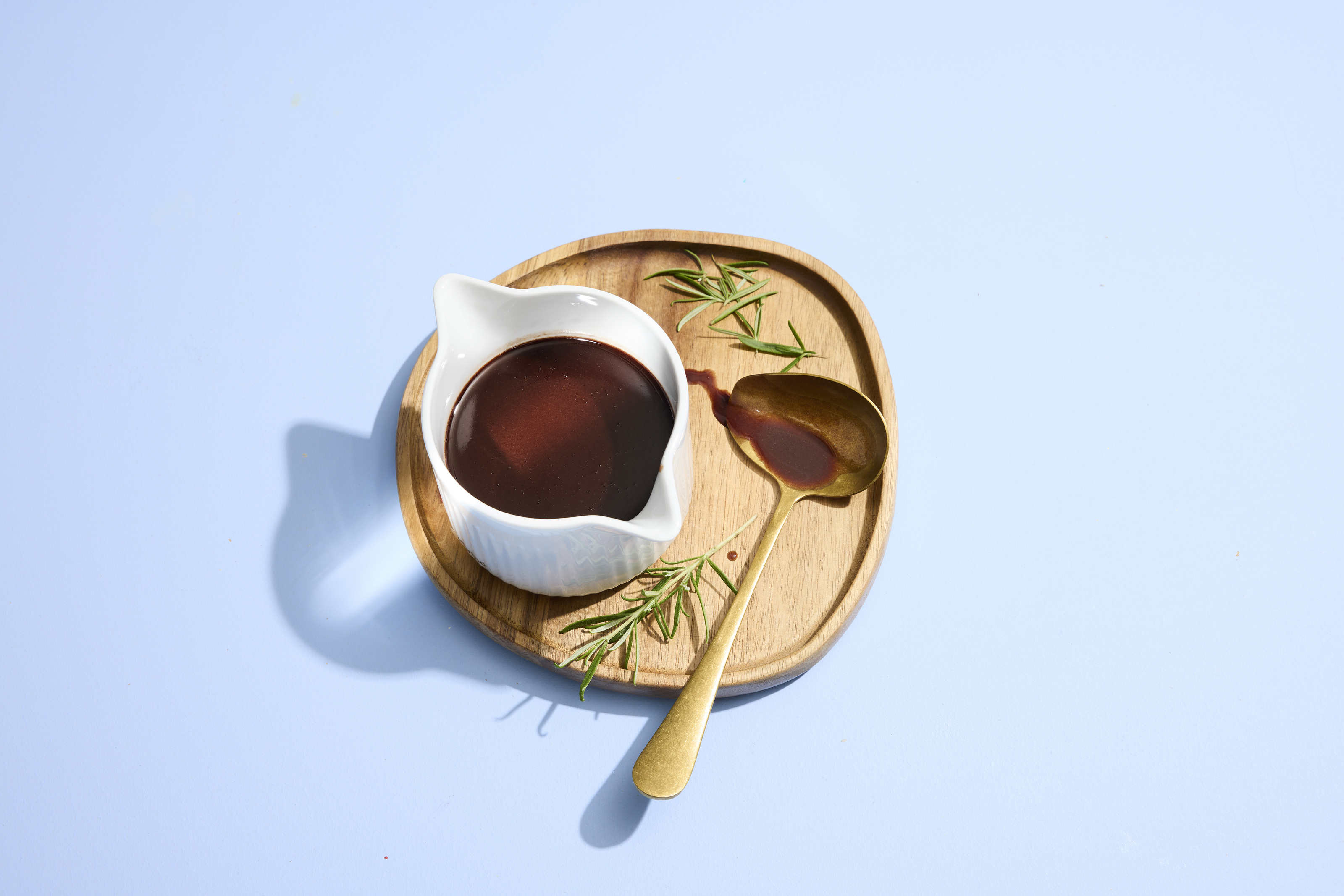 Punaviinikastiketta tarjoiluastiassa