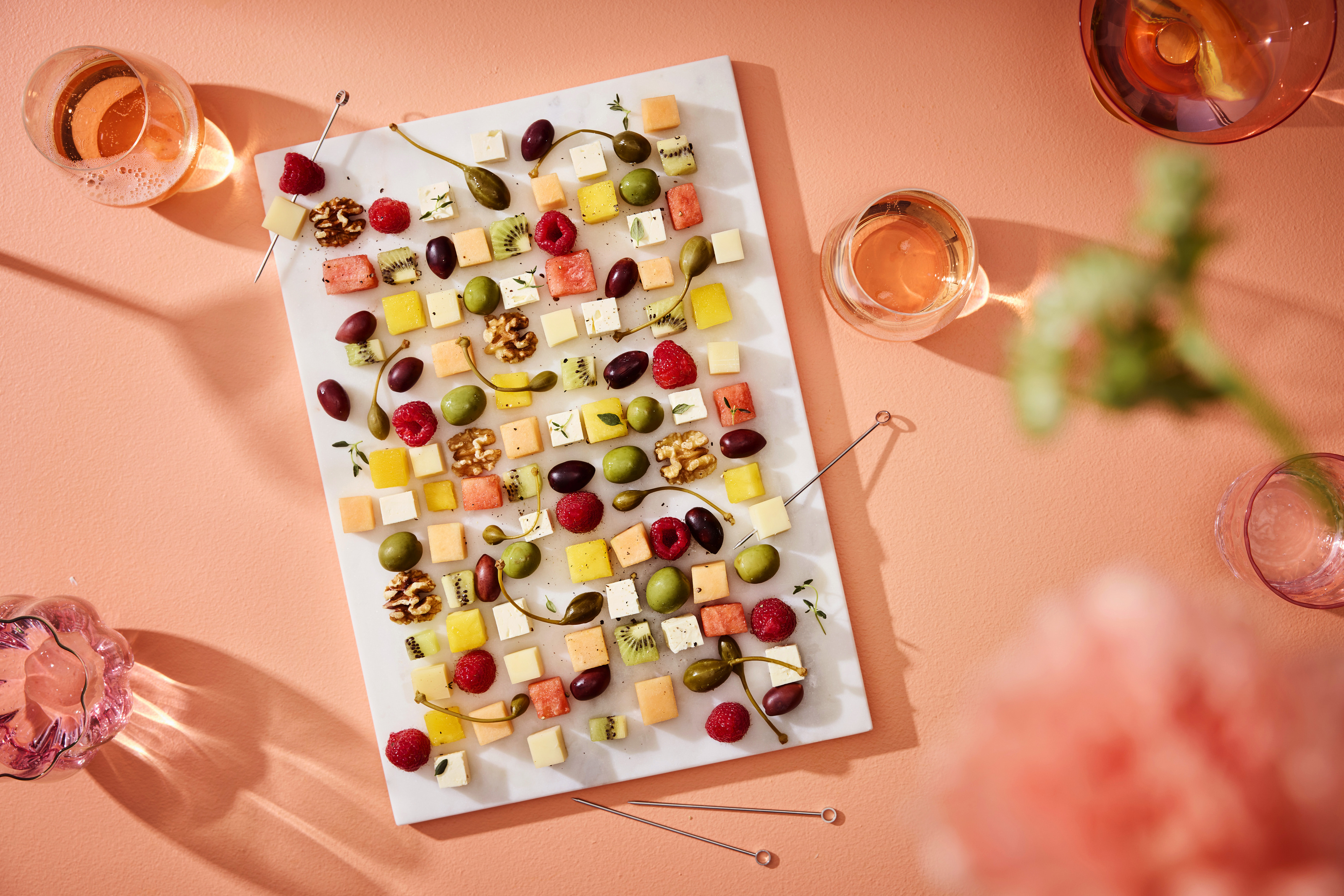 Etiketti-lehden oranssilla taustavärillä oleva kansikuva.